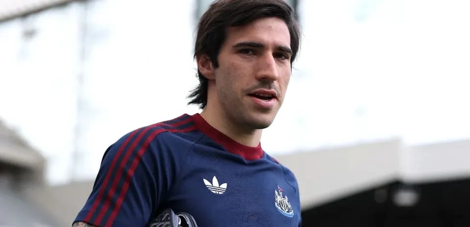 Futbolçu Newcastle forması ilə meydanda
