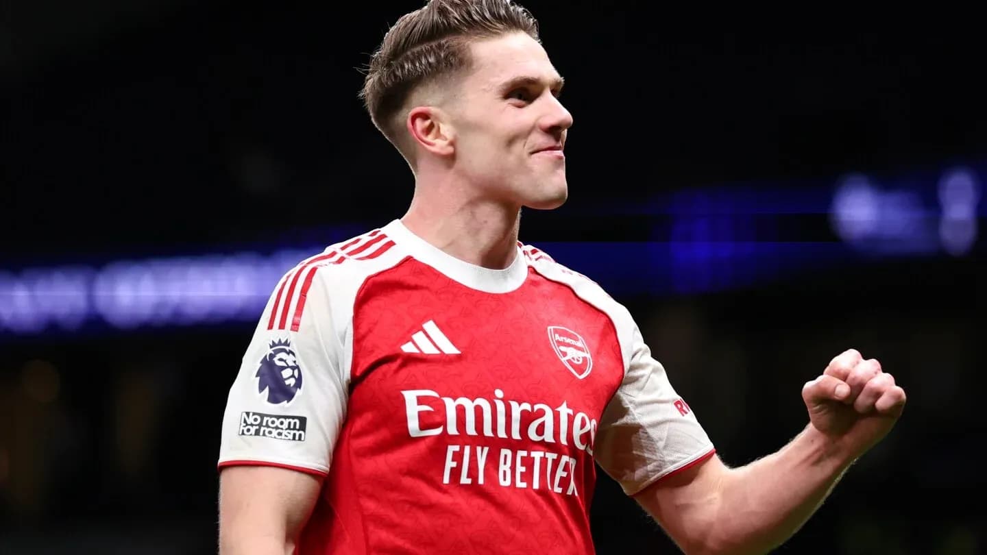 Futbolçu Arsenal formasında qələbə sevinci yaşayır