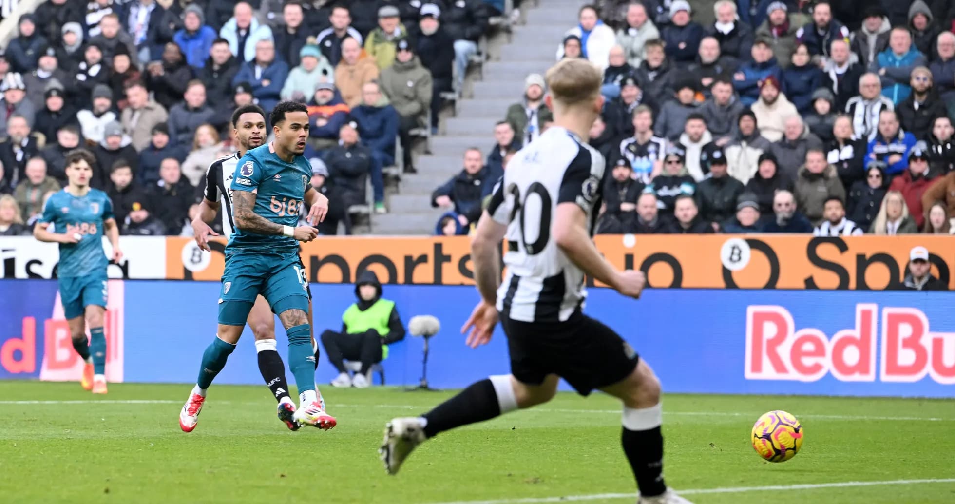 Newcastle və Bournemouth oyunçuları topu izləyir