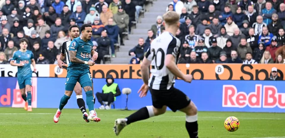 Newcastle və Bournemouth oyunçuları topu izləyir