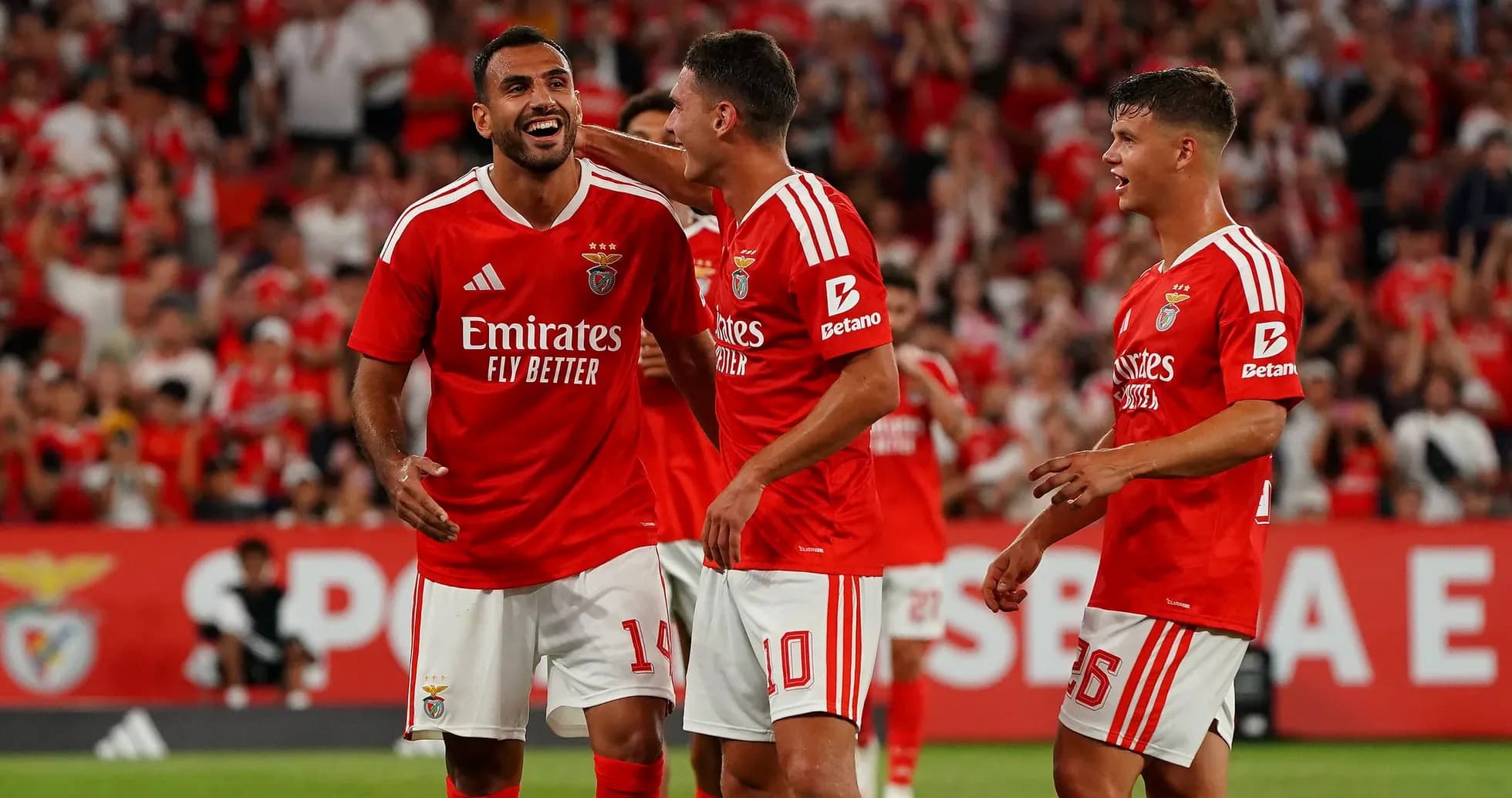 Benfica futbolçuları sevinir