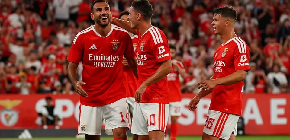 Benfica futbolçuları sevinir