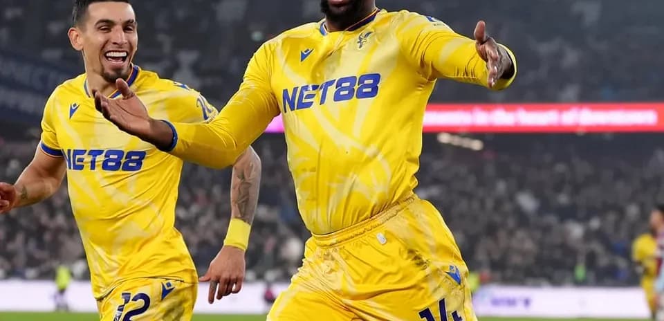 Crystal Palace oyunçusu qolu qeyd edir