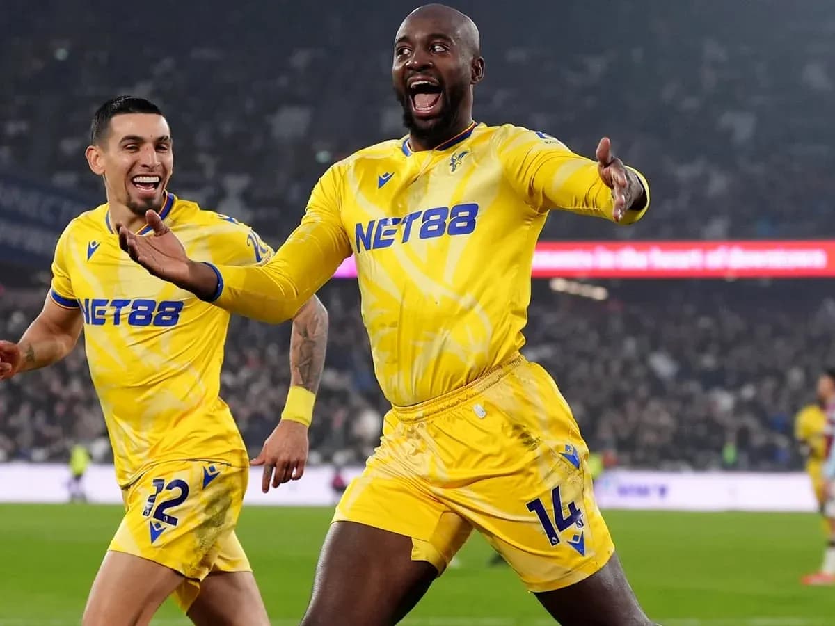 Crystal Palace oyunçusu qolu qeyd edir