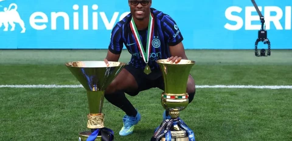 Futbolçu iki kubokla oturur, Inter forması geyinib