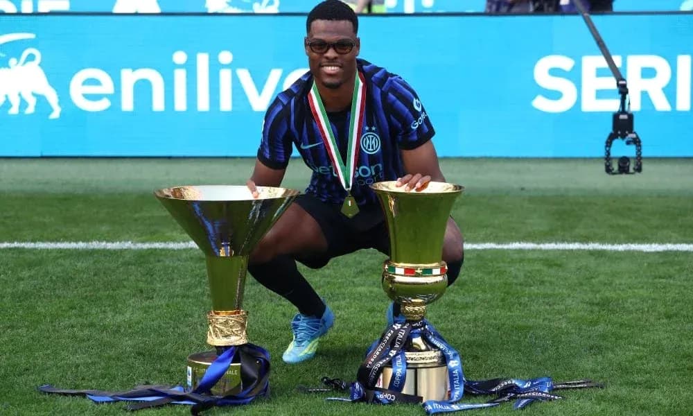 Futbolçu iki kubokla oturur, Inter forması geyinib