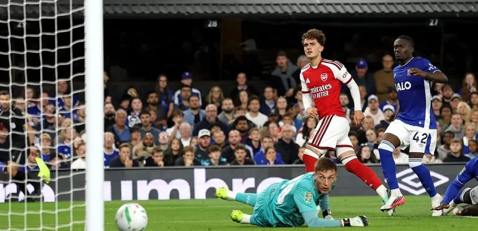 Arsenal player celebrating after scoring against Everton
