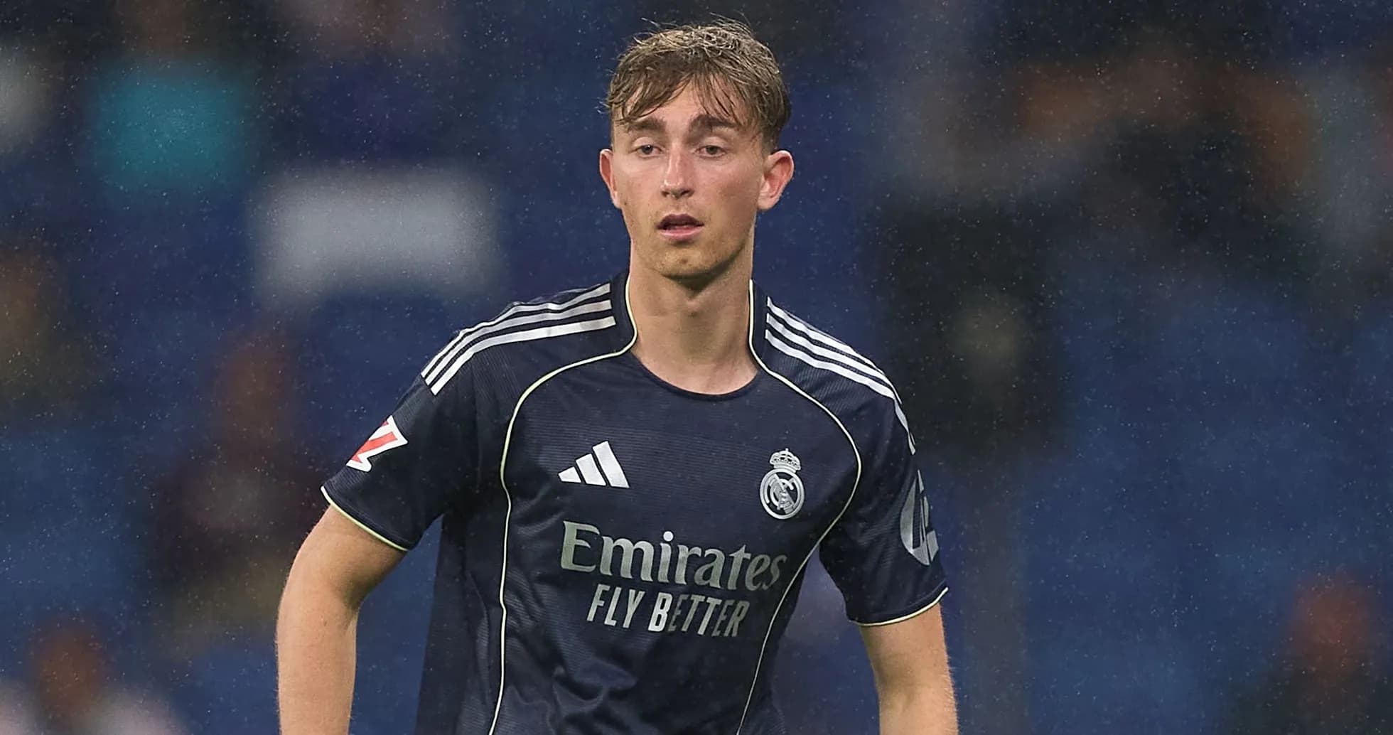 Futbolçu Real Madrid formasında oyun sahasında