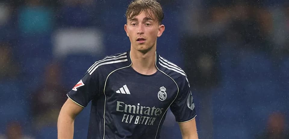 Futbolçu Real Madrid formasında oyun sahasında