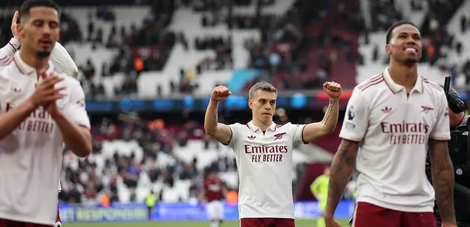 Arsenal oyunçuları qələbəni qeyd edir