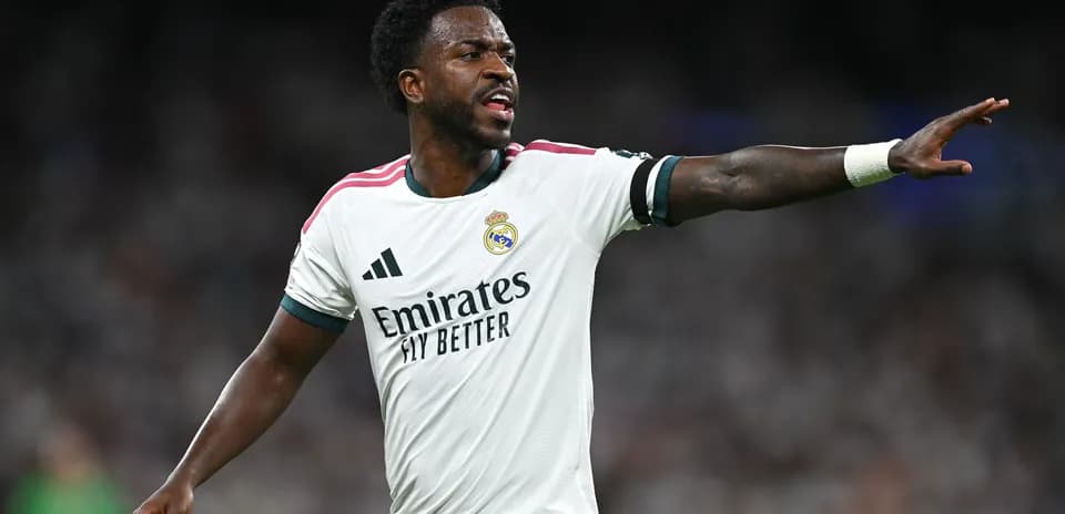 Futbolçu Real Madrid formasında oyunu yönləndirir