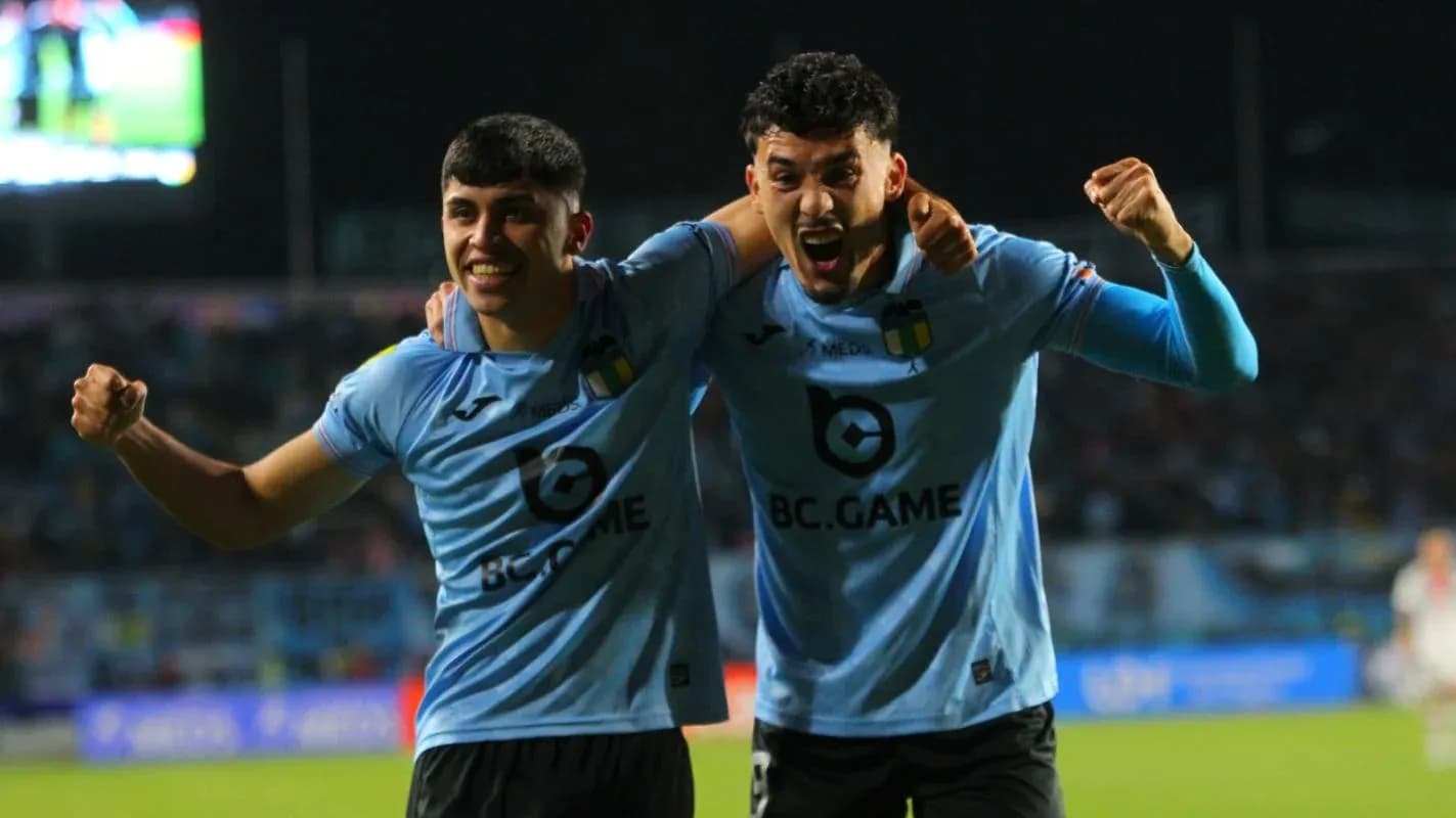 O'Higgins futbolçuları sevinir