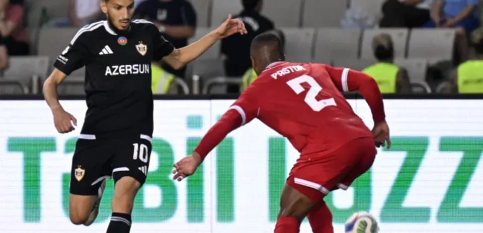 Qarabağ futbolçusu topu ələ keçirməyə çalışır