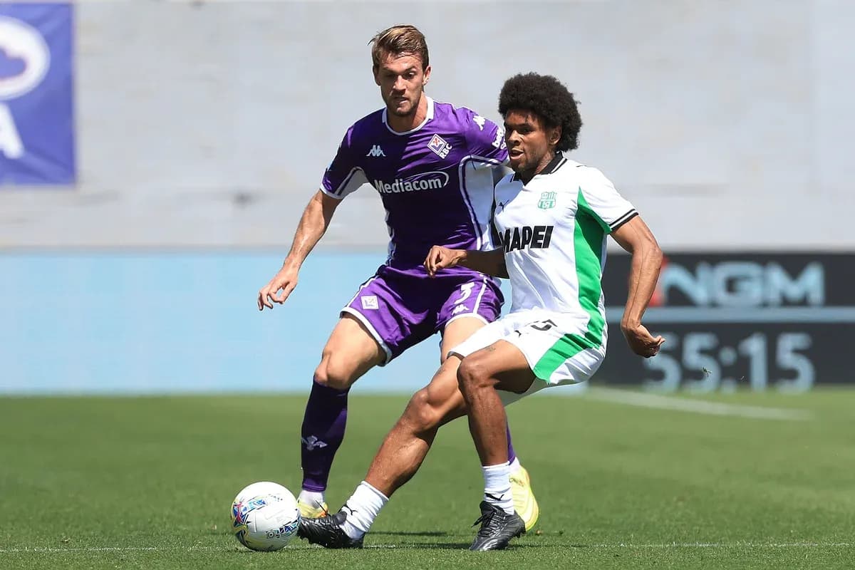 Fiorentina və Sassuolo futbolçuları top üçün mübarizə aparır