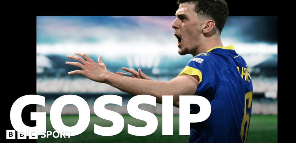 Futbolçu meydanda əllərini açaraq danışır