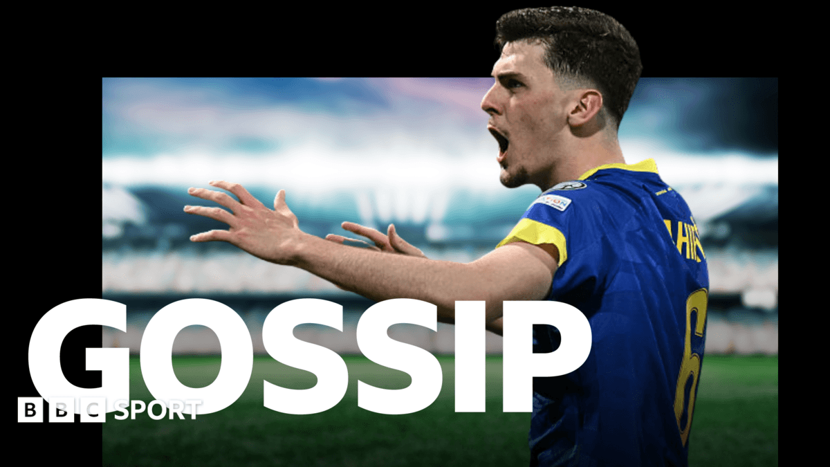 Futbolçu meydanda əllərini açaraq danışır