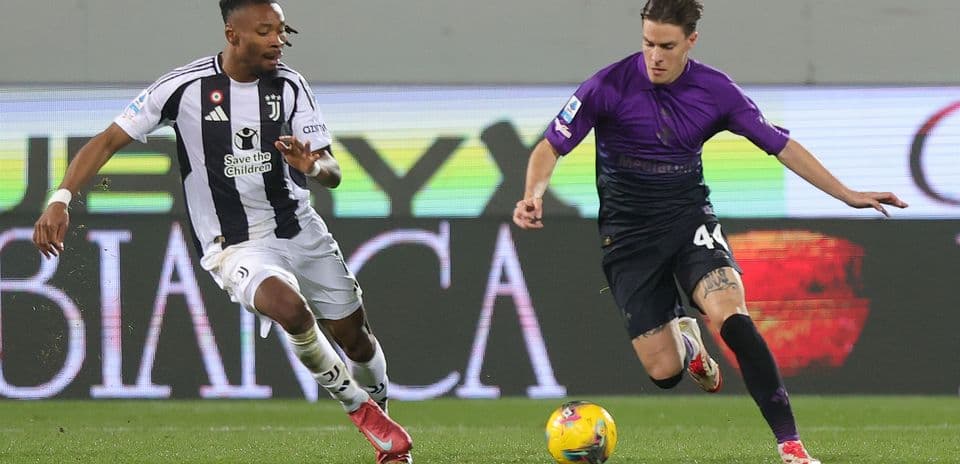Juventus və Fiorentina oyunçuları top uğrunda mübarizə aparır