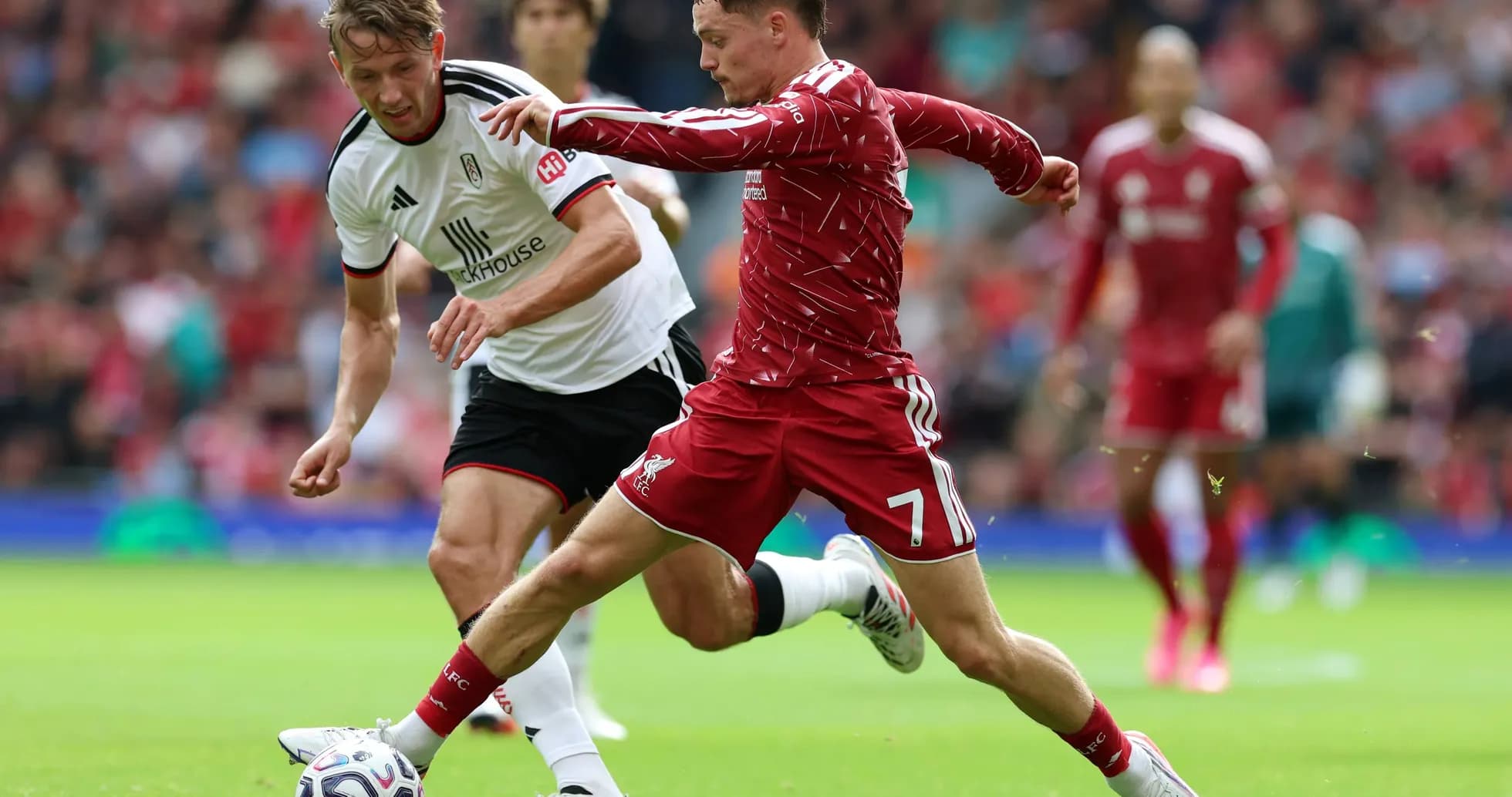 Fulham və Liverpool oyunçuları top üçün mübarizə aparır