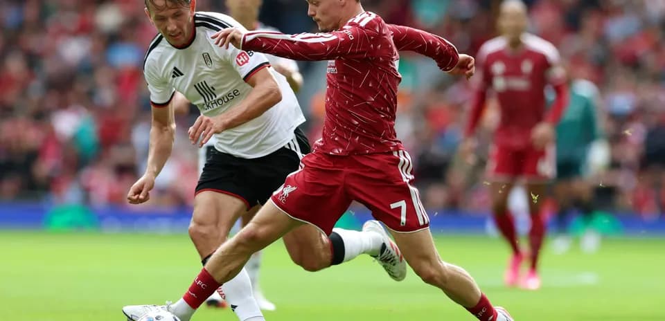 Fulham və Liverpool oyunçuları top üçün mübarizə aparır