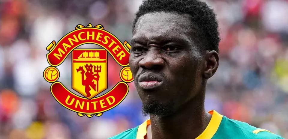 Futbolçu Manchester United logosu ilə görüntülənir