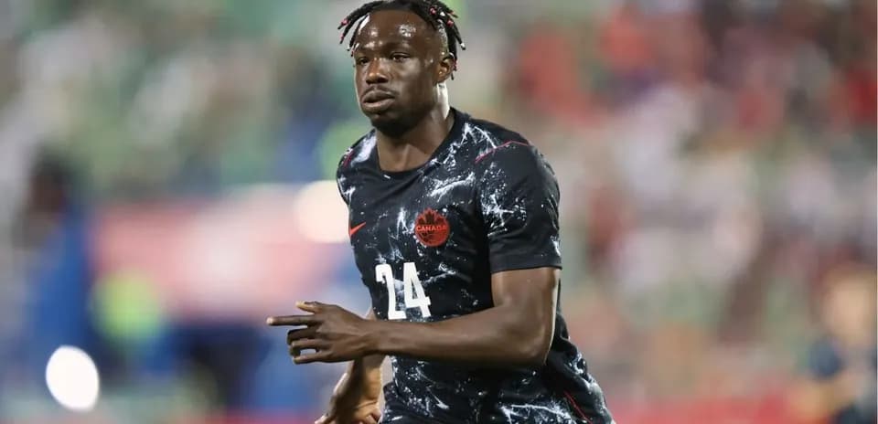 Futbolçu meydanda Kanada formasında qaçır