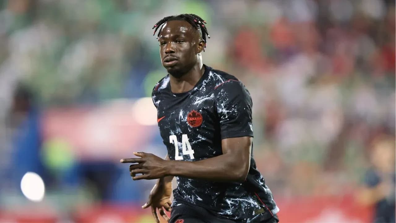 Futbolçu meydanda Kanada formasında qaçır