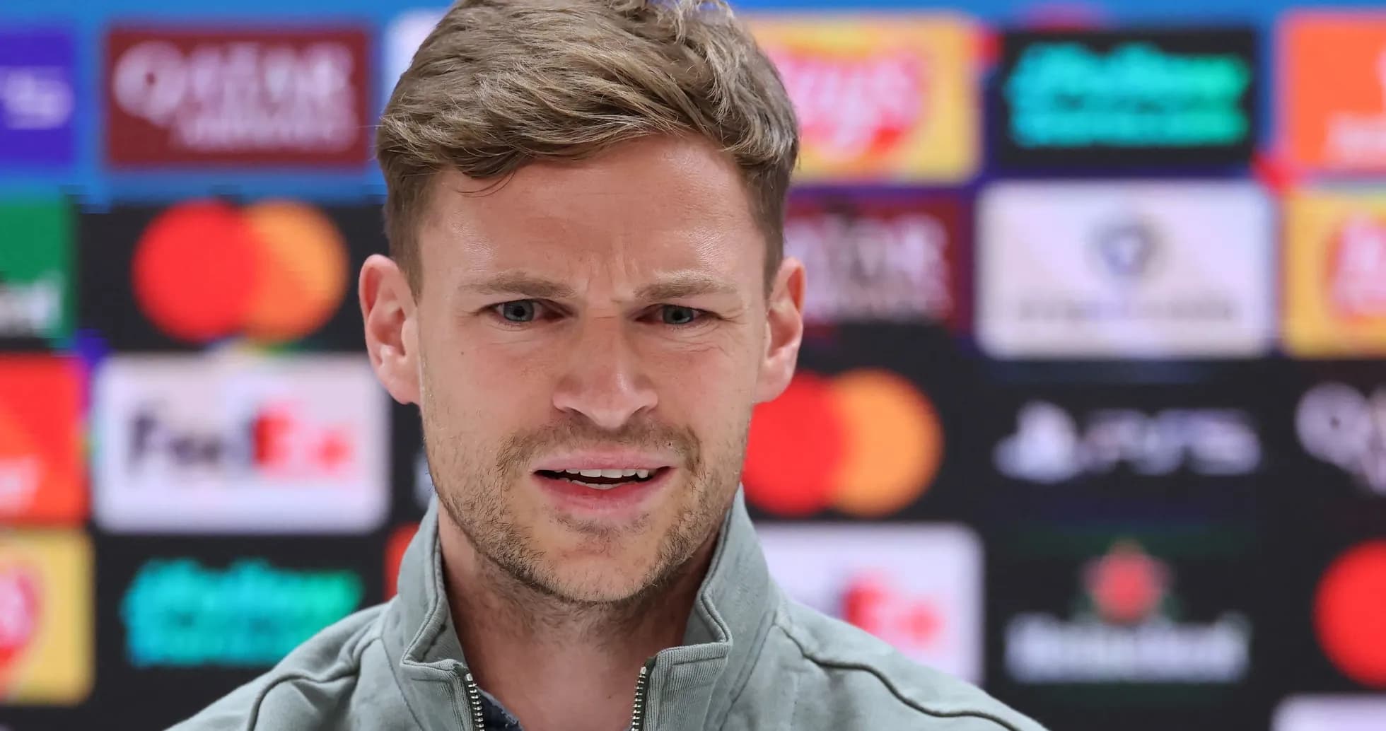 Futbolçu mətbuat konfransında danışır