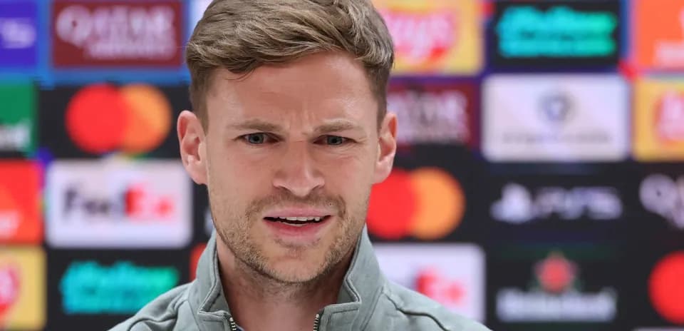 Futbolçu mətbuat konfransında danışır