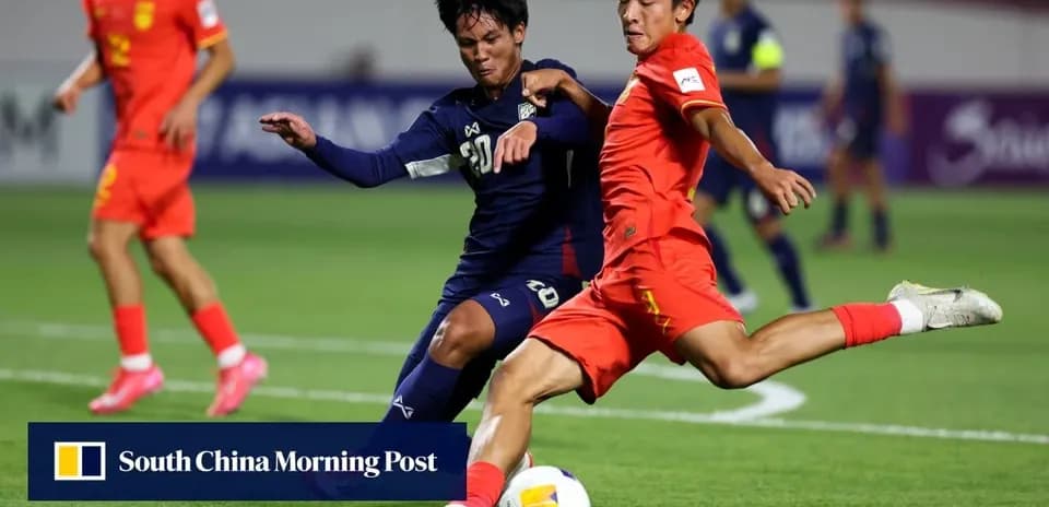 İki futbolçu top üçün mübarizə aparır