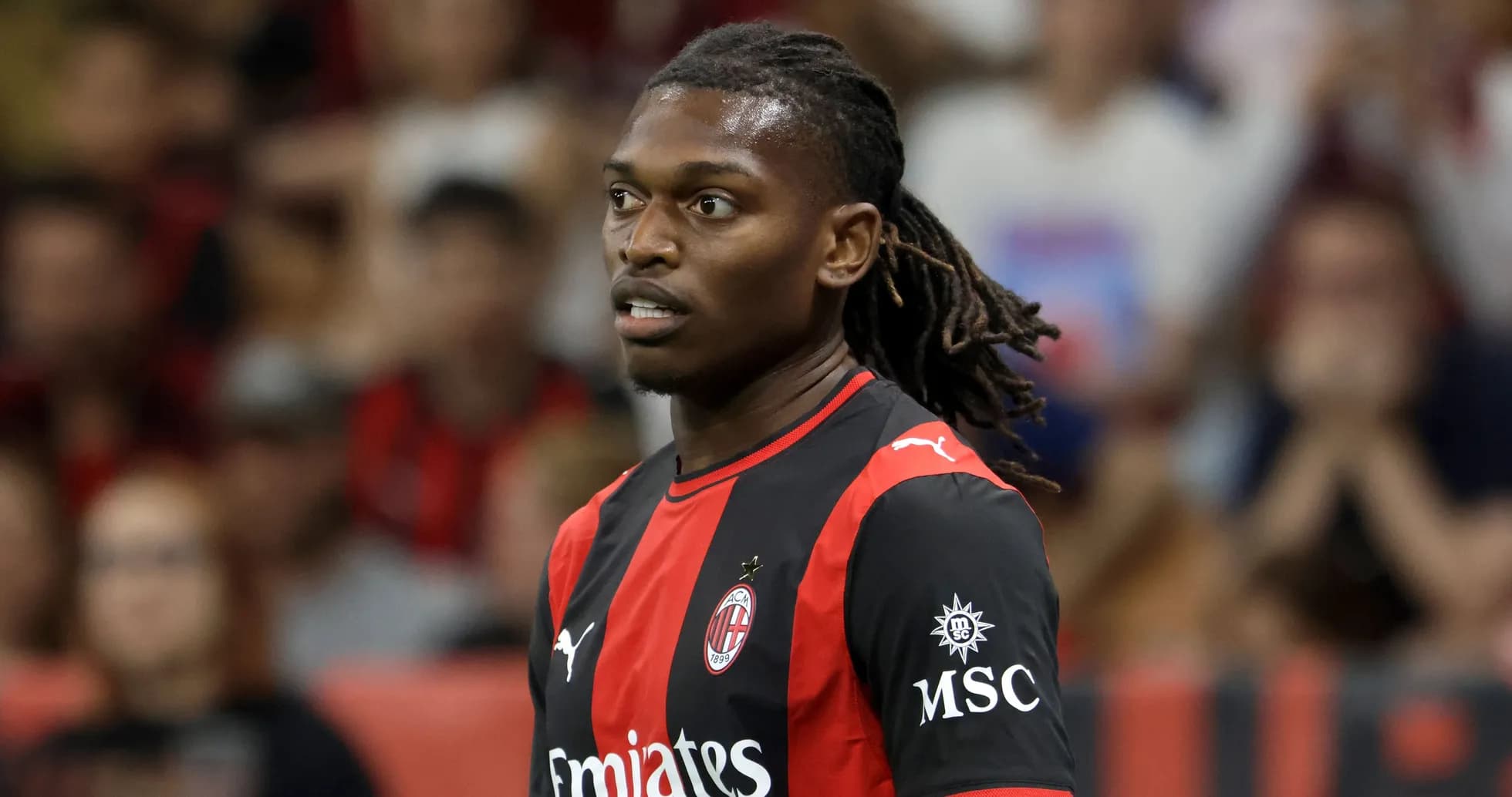 Futbolçu AC Milan formasında oyun zamanı