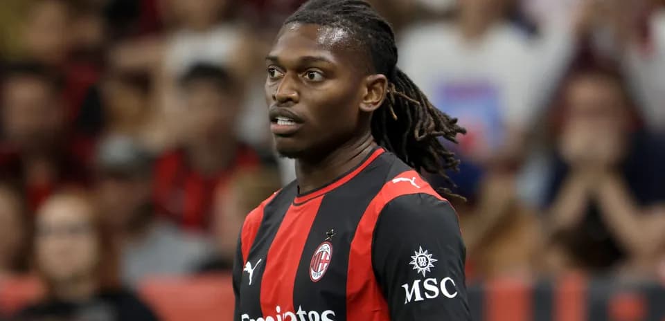 Futbolçu AC Milan formasında oyun zamanı
