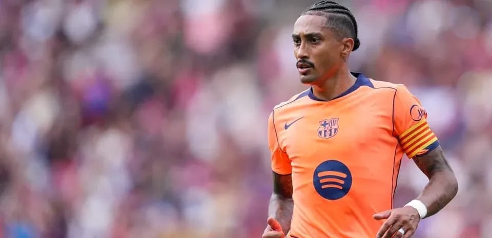 Futbolçu Barcelona formasında meydanda yürüyür