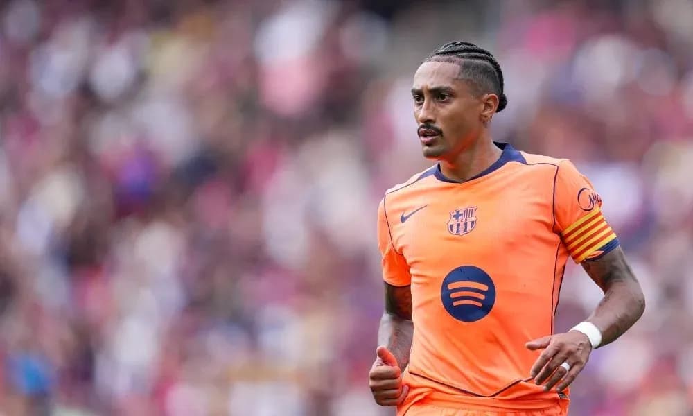 Futbolçu Barcelona formasında meydanda yürüyür