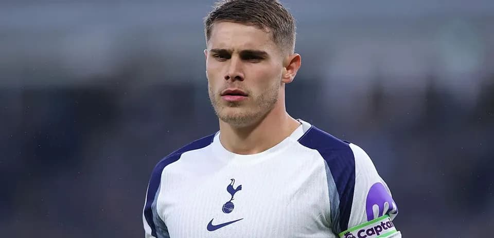Futbolçu Tottenham formasında sahəyə çıxır