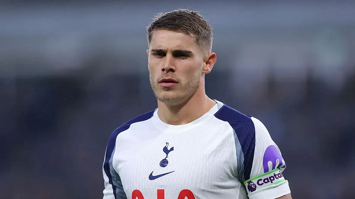 Futbolçu Tottenham formasında sahəyə çıxır
