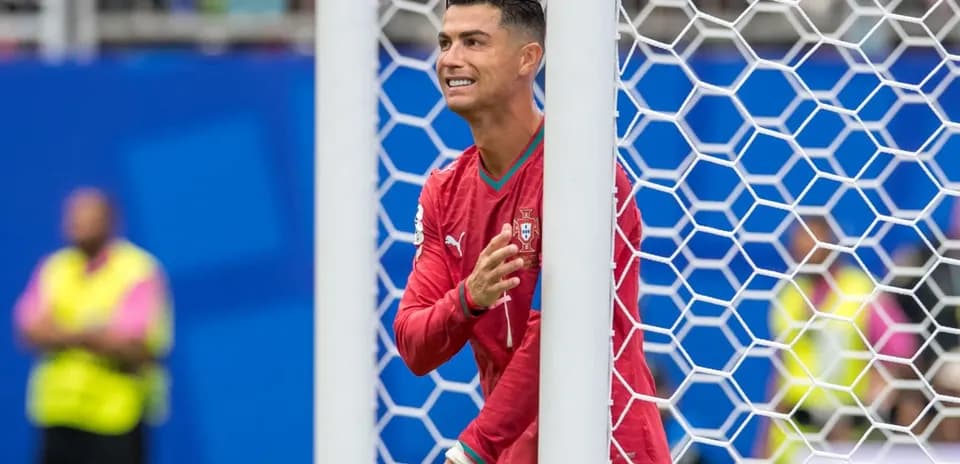 Futbolçu qapıdan kənarda oynayır