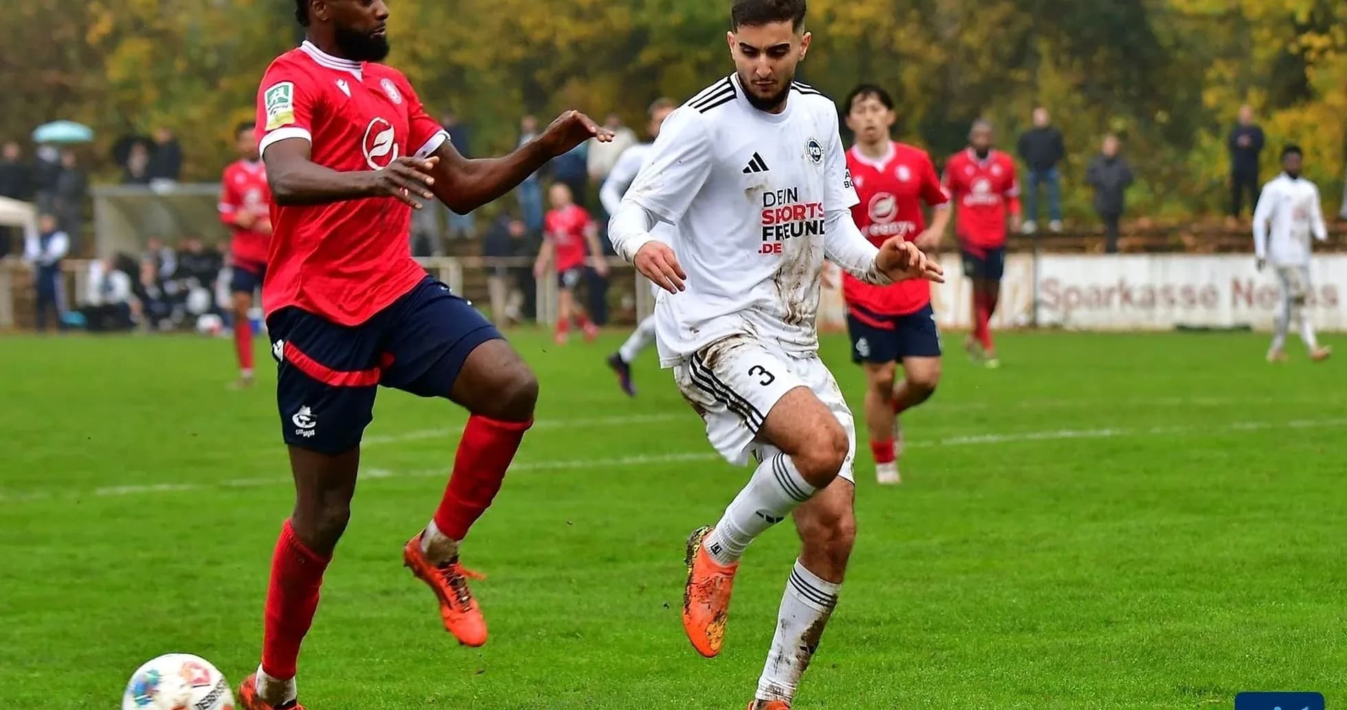 Futbol matçında iki oyunçu mübarizə aparır