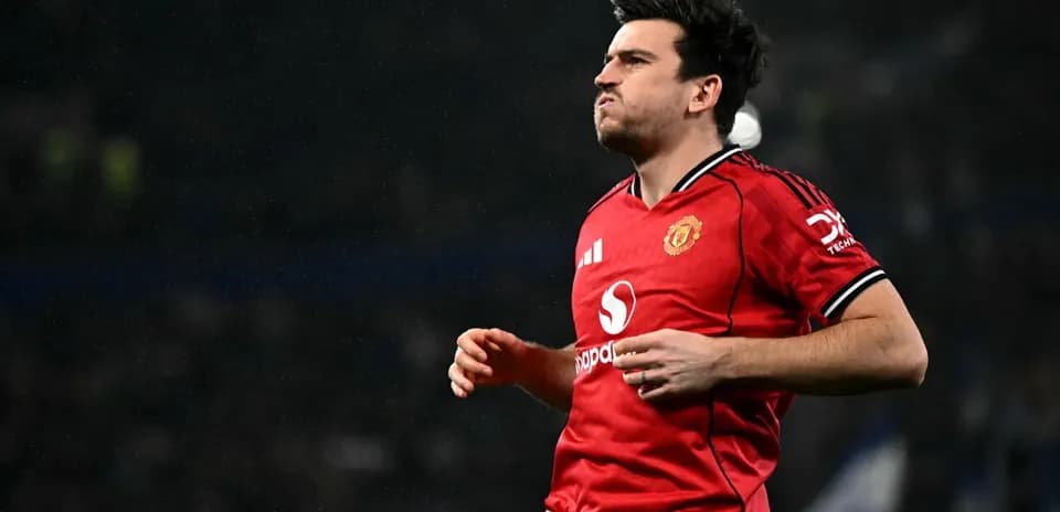 Futbolçu qırmızı forma ilə meydanda qaçır