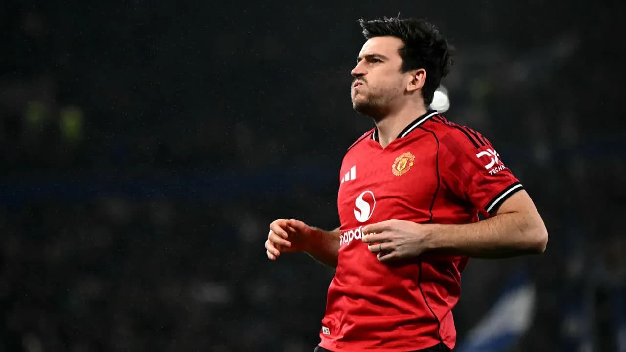 Futbolçu qırmızı forma ilə meydanda qaçır