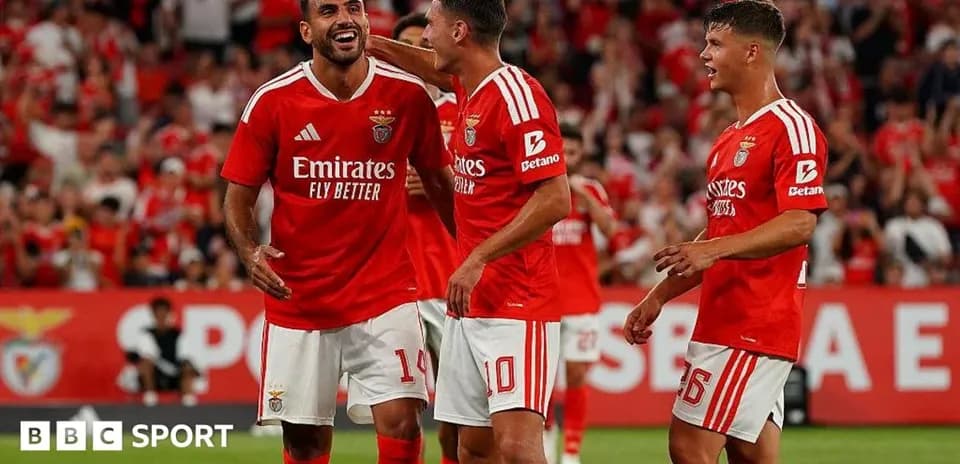 Benfica futbolçuları sevinir