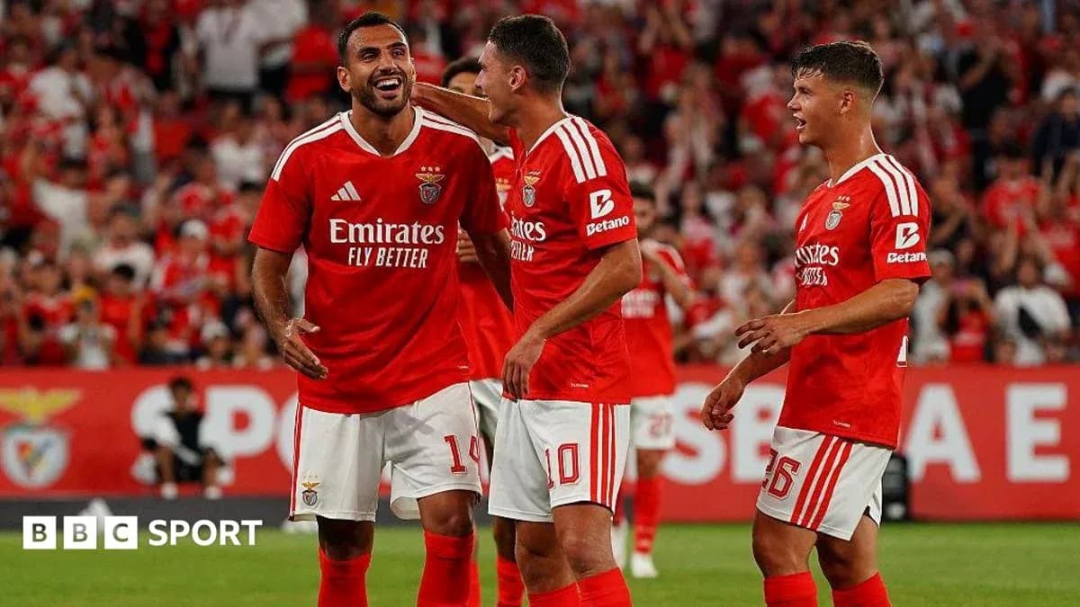 Benfica futbolçuları sevinir