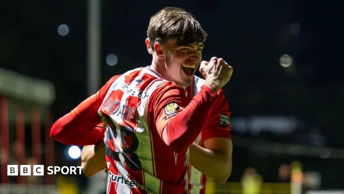Futbolçu qol vurduqdan sonra sevinir