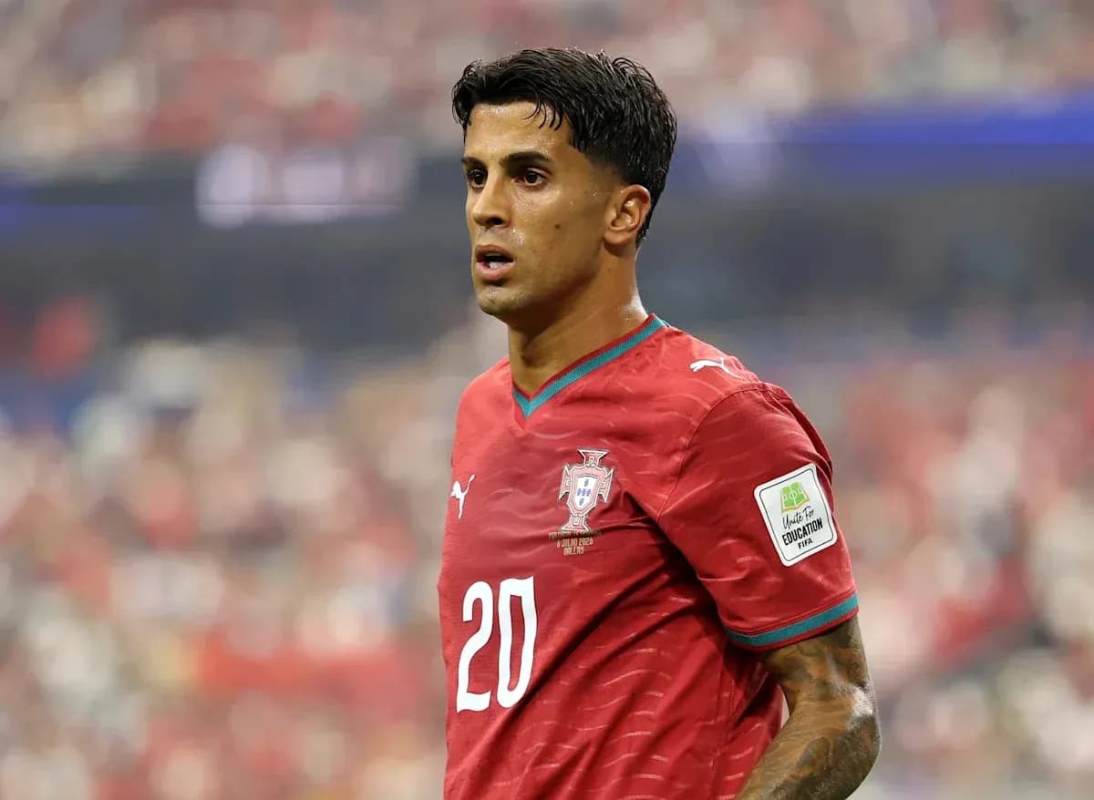 Portugali futbolçu oyun zamanı meydana baxır