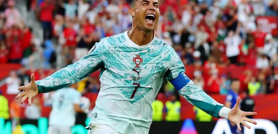 Ronaldo qol sevincini yaşayır