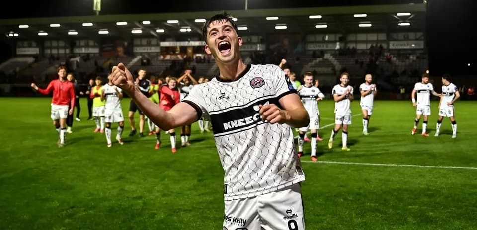 Futbolçular qələbəni qeyd edir, stadionda