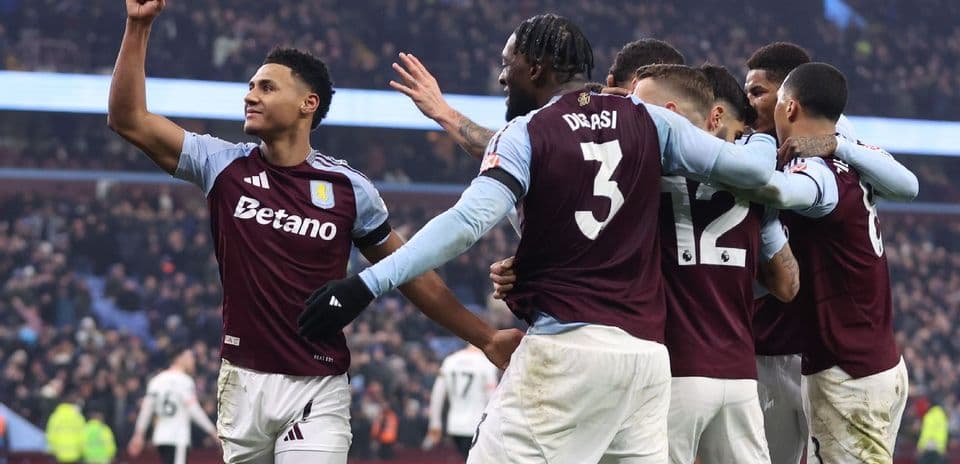 Aston Villa oyunçuları qolu qeyd edirlər