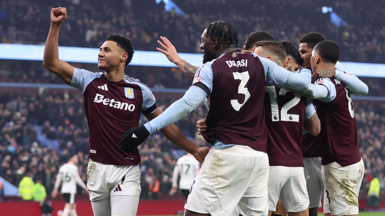 Aston Villa oyunçuları qolu qeyd edirlər