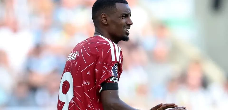 Futbolçu oyun zamanı komandası üçün mübarizə aparır
