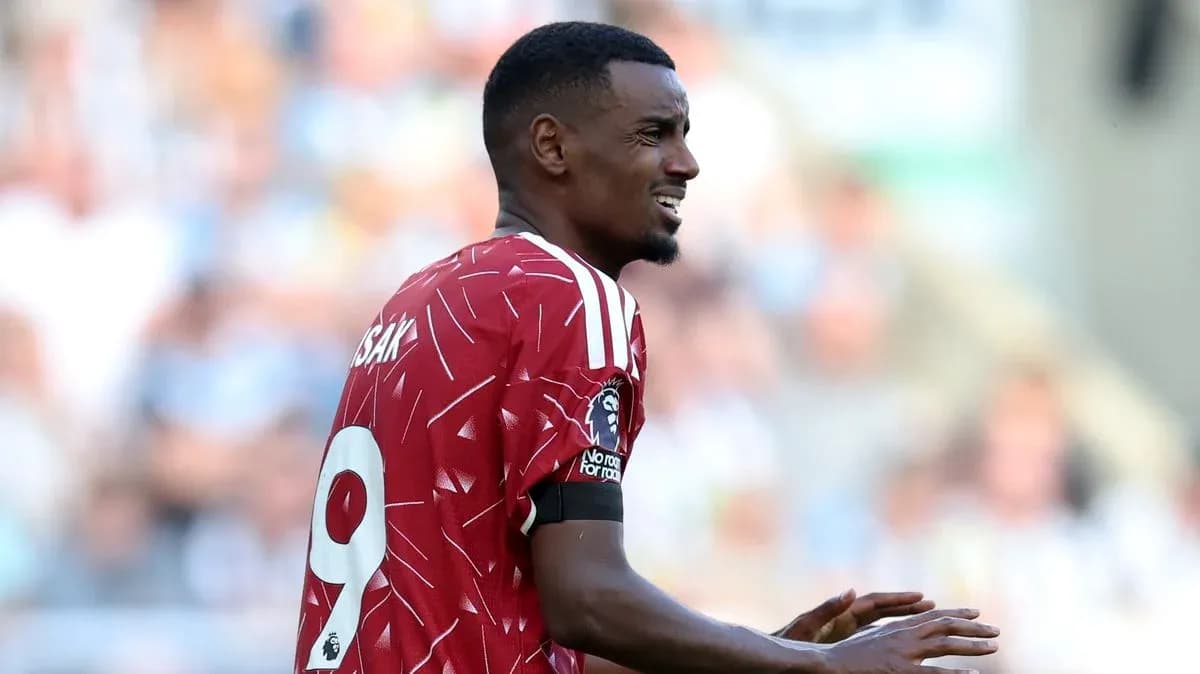 Futbolçu oyun zamanı komandası üçün mübarizə aparır