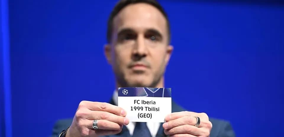 Şəxs UEFA mükafatı üçün FC Iberia kartını təqdim edir